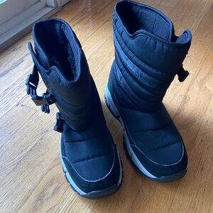 Snow boots very good condition size kids 4.5 or women size 6.5